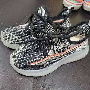 LIKE NEW! lightup fake yeezys. Size 12c